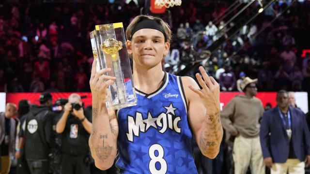 Mac McClung celebra el trofeo del concurso de mates.