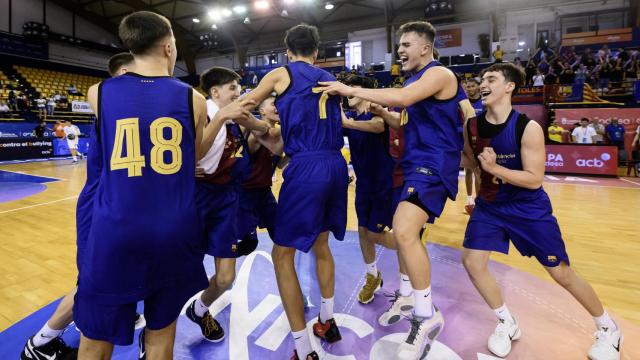 Los jugadores del Barça celebran la victoria ante La Laguna Tenerife.