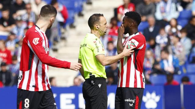 Iñaki Williams habla con Cuadra Fernández.