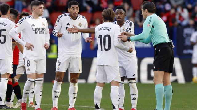 Munuera Montero, rodeado de jugadores del Real Madrid en el partido en El Sadar.