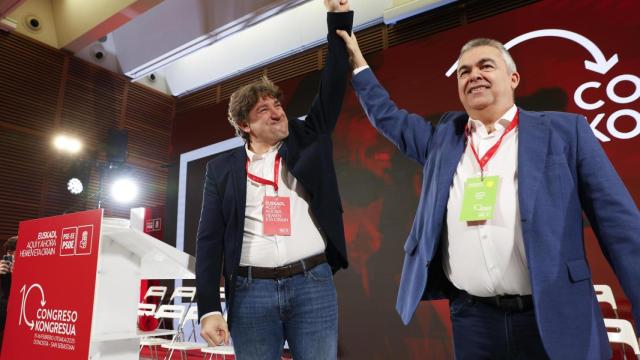 El secretario general del PSE-EE, Eneko Andueza, y el secretario de Organización del PSOE, Santos Cerdán, este domingo  en San Sebastián.