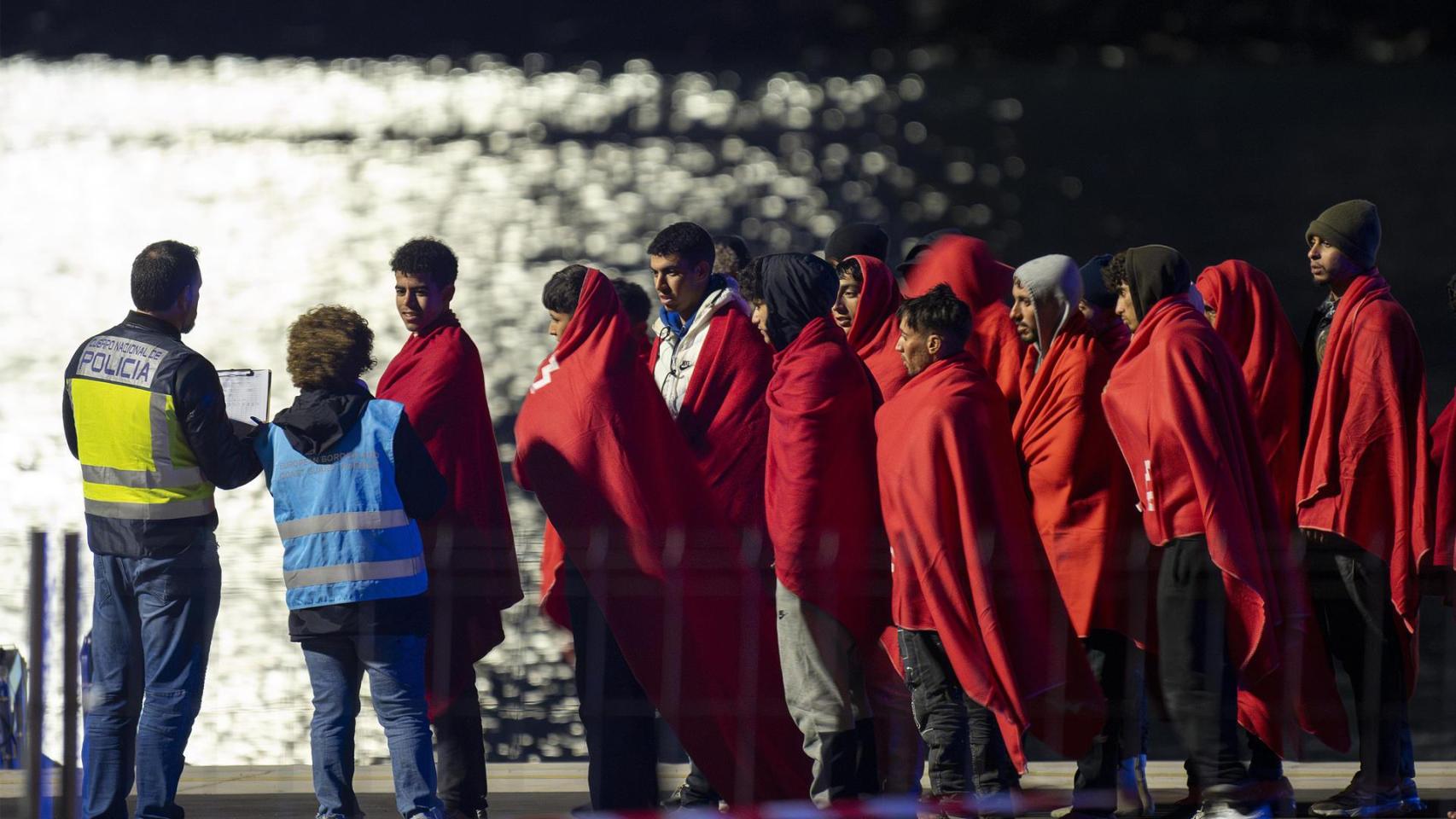 Rusia 'ataca' a España por el mar: 16.000 de los inmigrantes llegados en 2024 a Canarias huía de su guerra en Mali