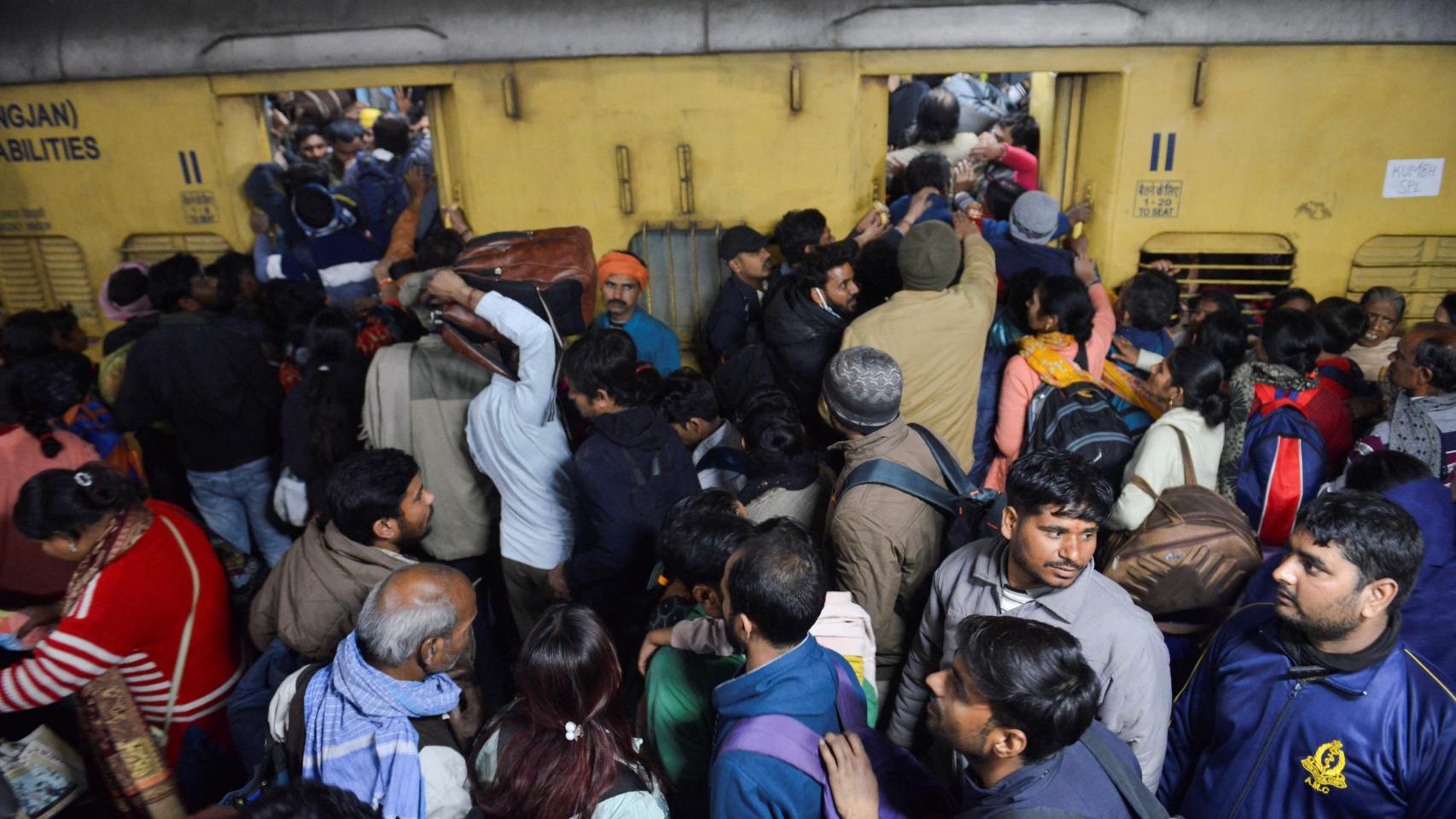 La Policía de Delhi investiga la estampida en la estación de tren de Nueva Delhi que dejo, al menos, 18 muertos