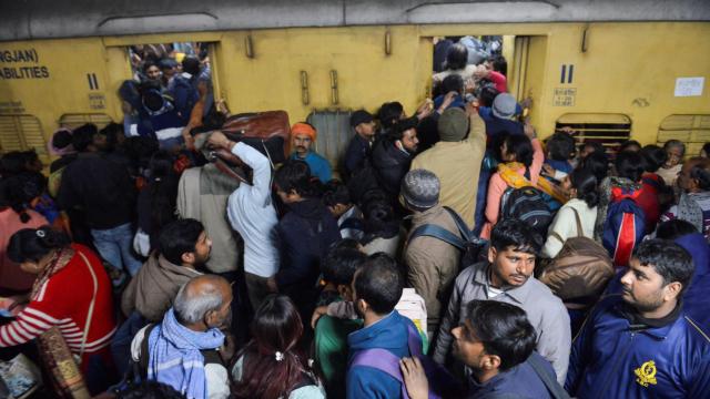 Viajeros suben al tren en la estación de Nueva Delhi