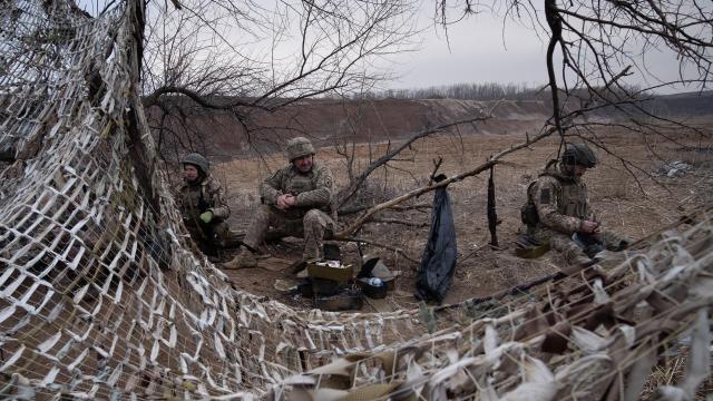 Soldados de la 22 Brigada del Ejército ucraniano, durante un training de infantería en el frente de combate de Bakhmuj.