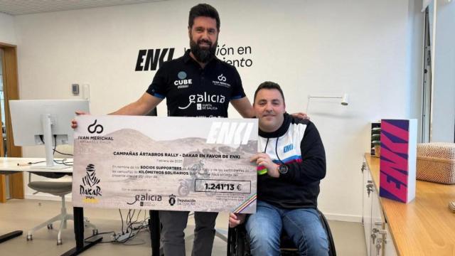 Iván Merichal y Ángel López durante la entrega del cheque.