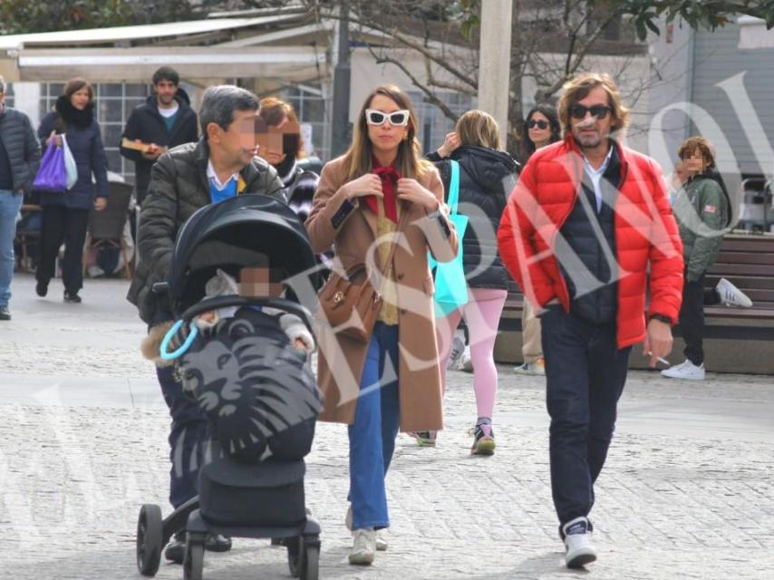 Santiago Pedraz con su esposa, Elena, y su padre, empujando el carro del pequeño Jacobo.