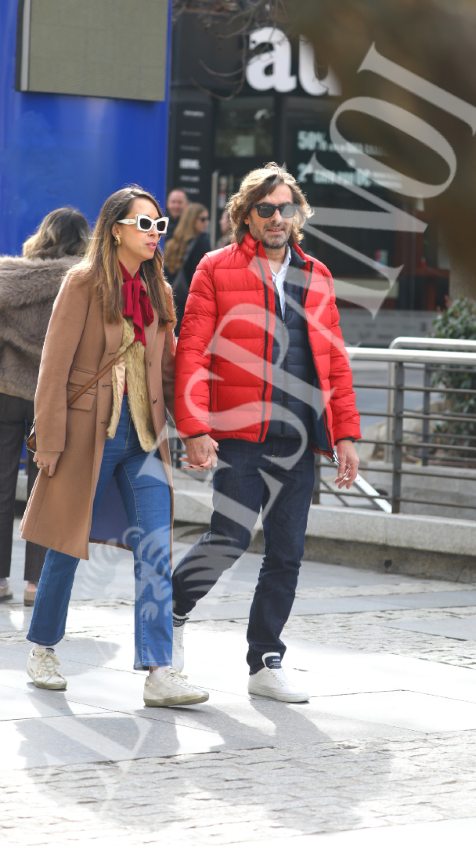 Matrimonio, caminar, feliz y mano en las calles de Majadahonda.