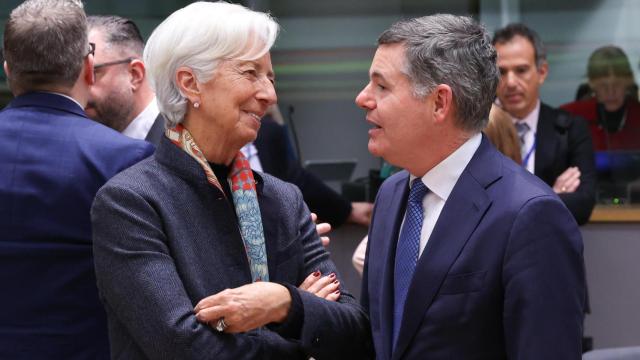 La presidenta del BCE, Christine Lagarde, conversa con el presidente del Eurogrupo, Paschal Donohoe, durante la reunión de este lunes en Bruselas