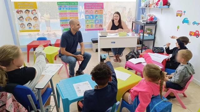 Un aula de los colegios públicos de Sant Joan d'Alacant durante un curso de español para extranjeros.