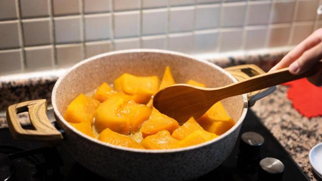 Una persona cocinando