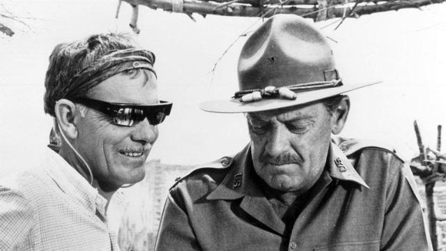 Sam Peckinpah y William Holden, durante el rodaje de 'Grupo salvaje'