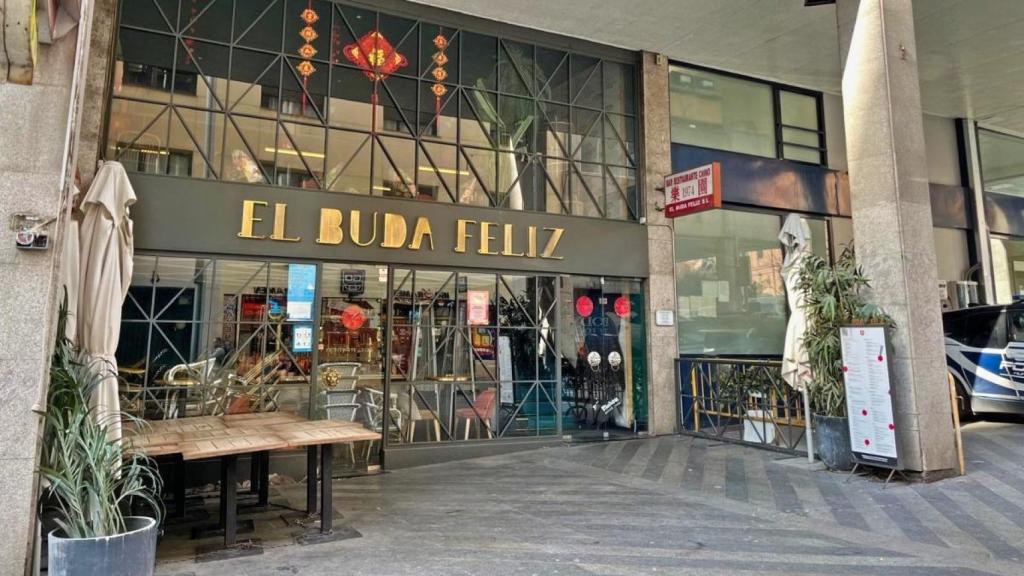 El Buda Feliz, el primer restaurante chino de España, está situado en la Plaza Soledad Torres Acosta, también conocida como Plaza Luna.