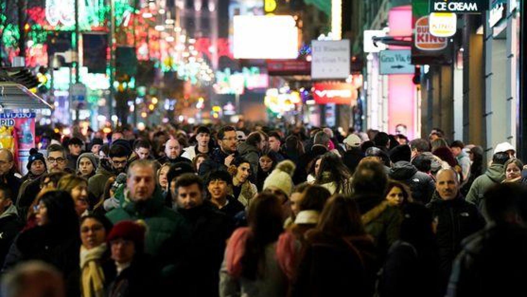 España supera los 49,1 millones de habitantes, máximo histórico, por el incremento de los nacidos en el extranjero