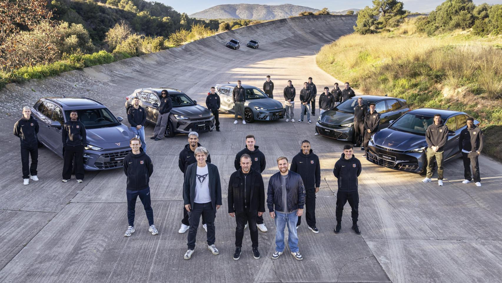 Los jugadores del FC Barcelona con sus nuevos coches de Cupra.