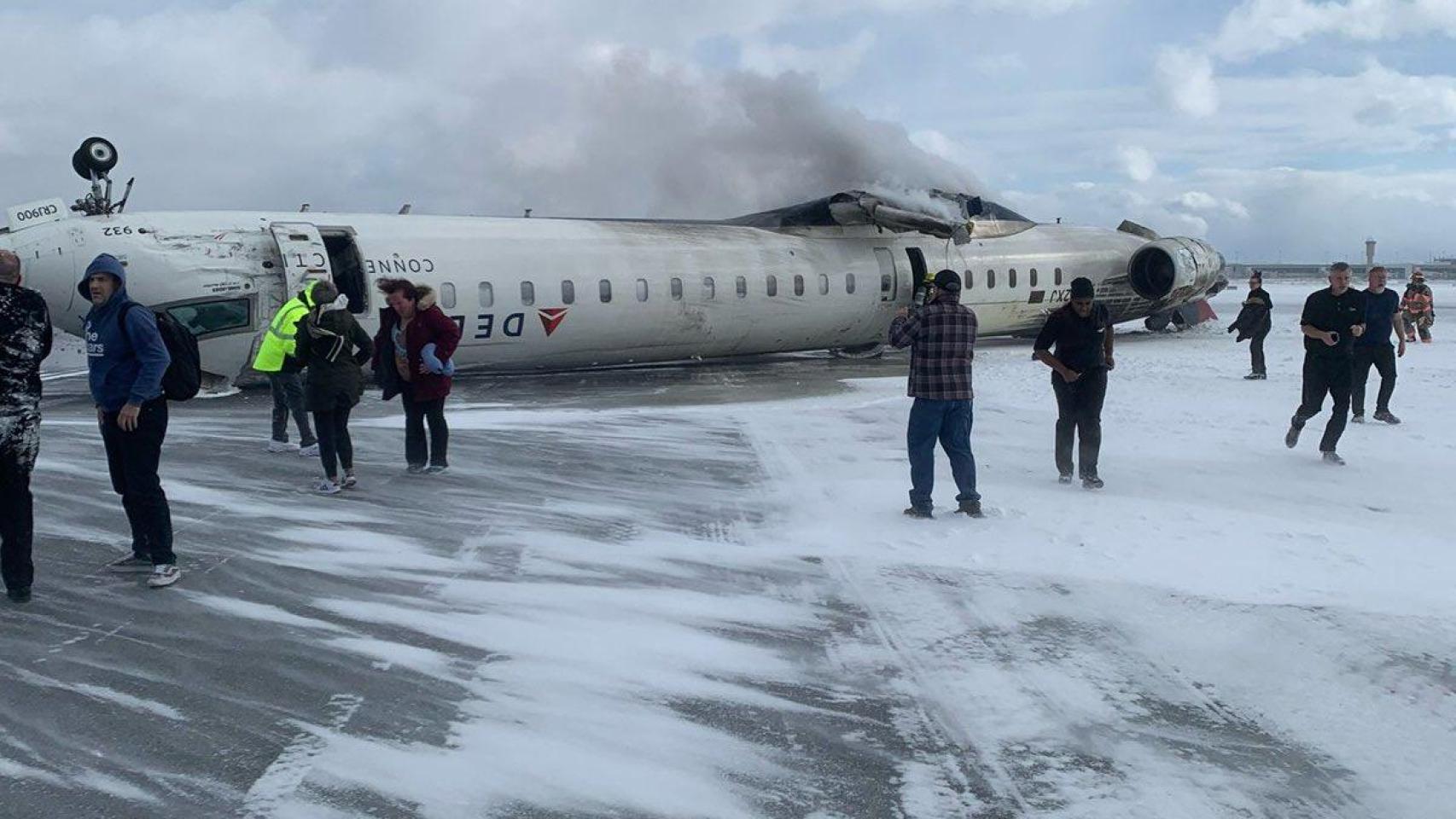 Al menos 18 heridos al volcar un avión de pasajeros de la compañía Delta al aterrizar en el aeropuerto de Toronto