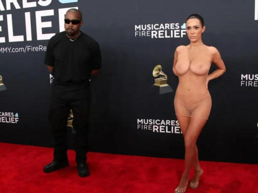 Bianca Censori, completamente desnuda en el 'Photocall' de los Premios Grammy, junto con Keny West.