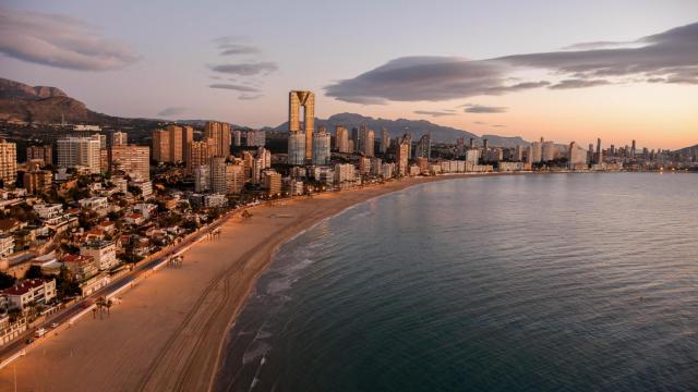 Vistas de Benidorm con los rascacielos de fondo, en una imagen de Shutterstock.