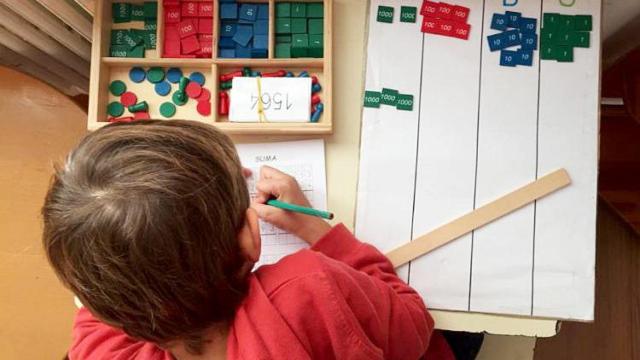 Un alumno en una escuela rural de Burgos