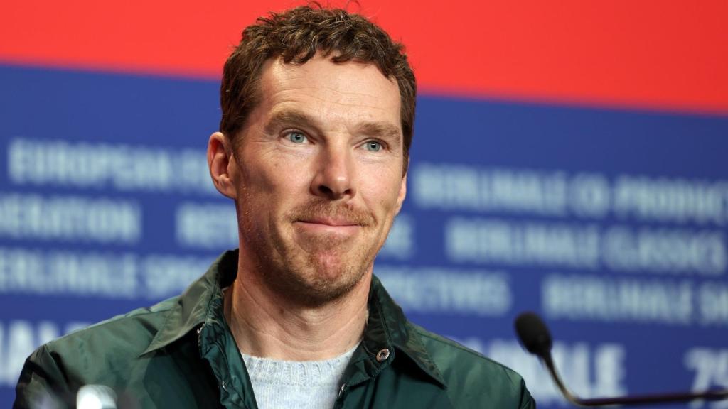 El actor Benedict Cumberbatch, en la rueda de prensa de la película 'The Thing with Feathers', en el Festival de Cine de Berlín. Foto: EFE/EPA/Christopher Neundorf