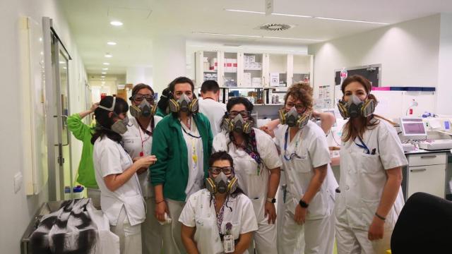 Trabajadoras del laboratorio afectado denuncian la situación protegiéndose con máscaras. Fotografía publicada por la Asociación Española de Técnicos de Laboratorio.