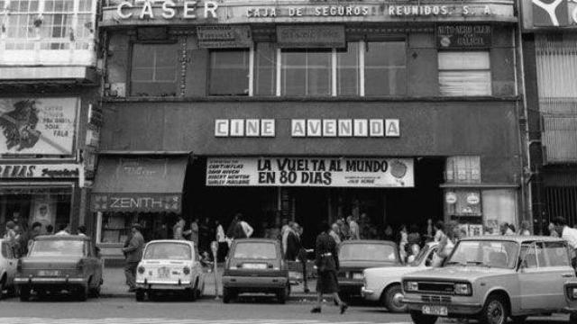 Foto de archivo del cine Avenida de A Coruña, con la proyección de 'La vuelta al mundo en 80 días'..