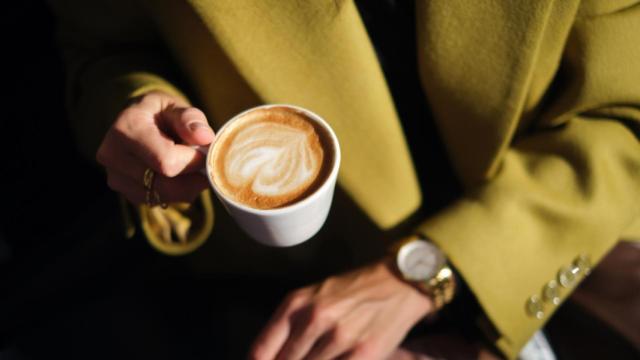 Mujer con una taza de café