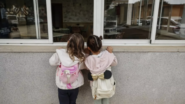 Dos niñas en un colegio. Rober Solsona / Europa Press