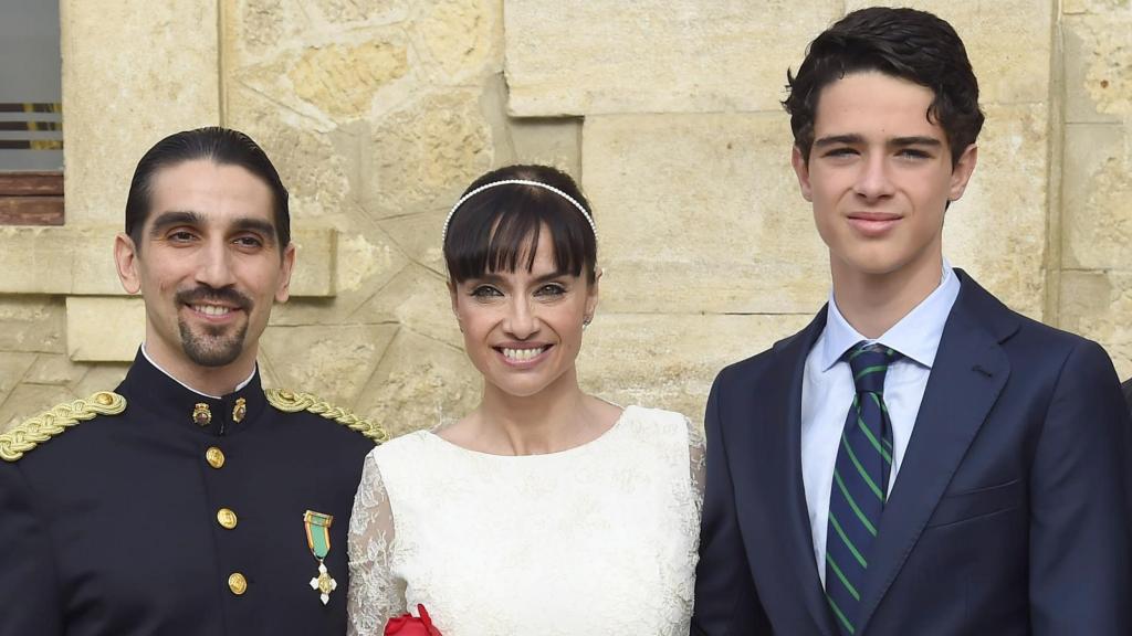 Beatriz con su esposo e hijo, el día de su boda, en 2015.