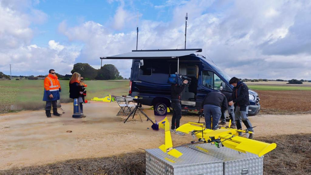 Parte del equipo de Fuvex que trabaja con UFD-Naturgy junto a la fugroneta donde hacen el seguimiento del vuelo del dron y almacenan los datos.