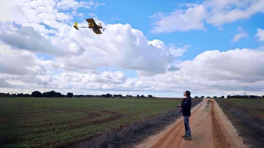 Una de las pilotos del equipo de Fuvex con el dron híbrido que inspecciona las redes de UFD-Naturgy.