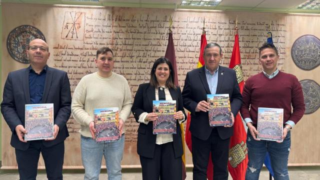 El presidente de la Diputación Provincial, Javier Faúndez, y la alcaldesa de Benavente, Beatriz Asensio, junto a concejales de la localidad