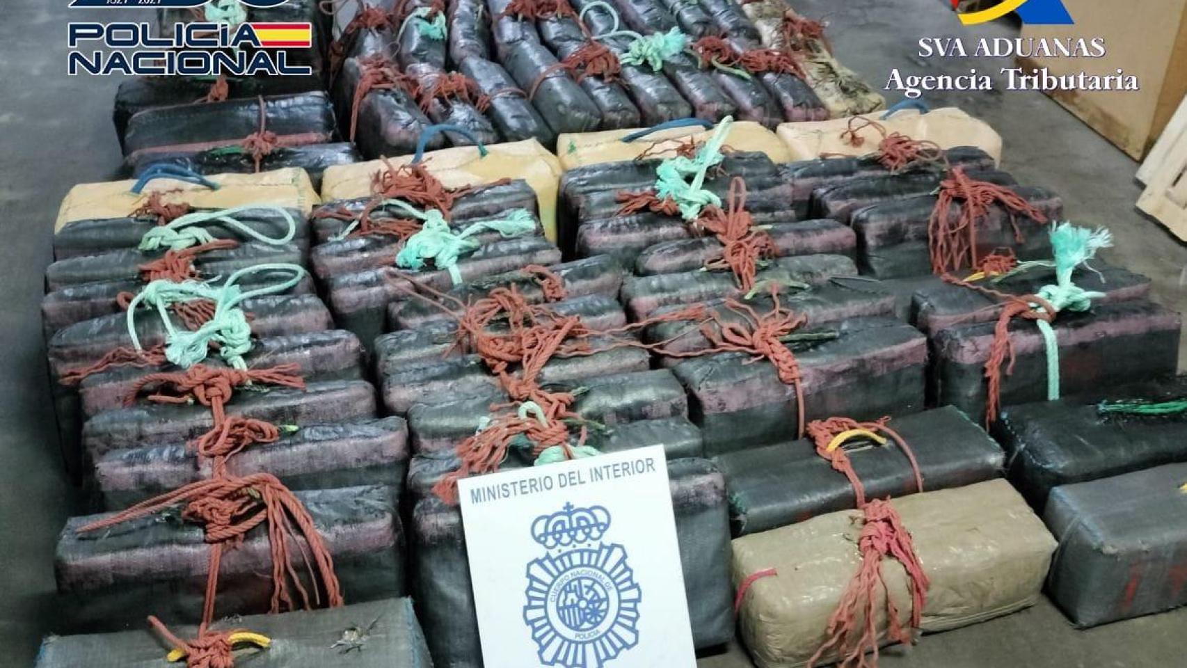 Doce detenidos con 5.000 kilos de hachís y armas de guerra en Huelva: la Policía Nacional golpea al narco en Andalucía