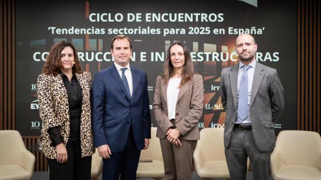 Marta Nogueroles, directora de Administración y Finanzas de Dragados (Grupo ACS); Fernando G. Cuervo, socio responsable de Construcción e Infraestructuras de EY ; María Carrasco Martínez, directora económico financiera de FCC Construcción,  y  Pablo Otero Escudero, director financiero de Sacyr Construcción.
