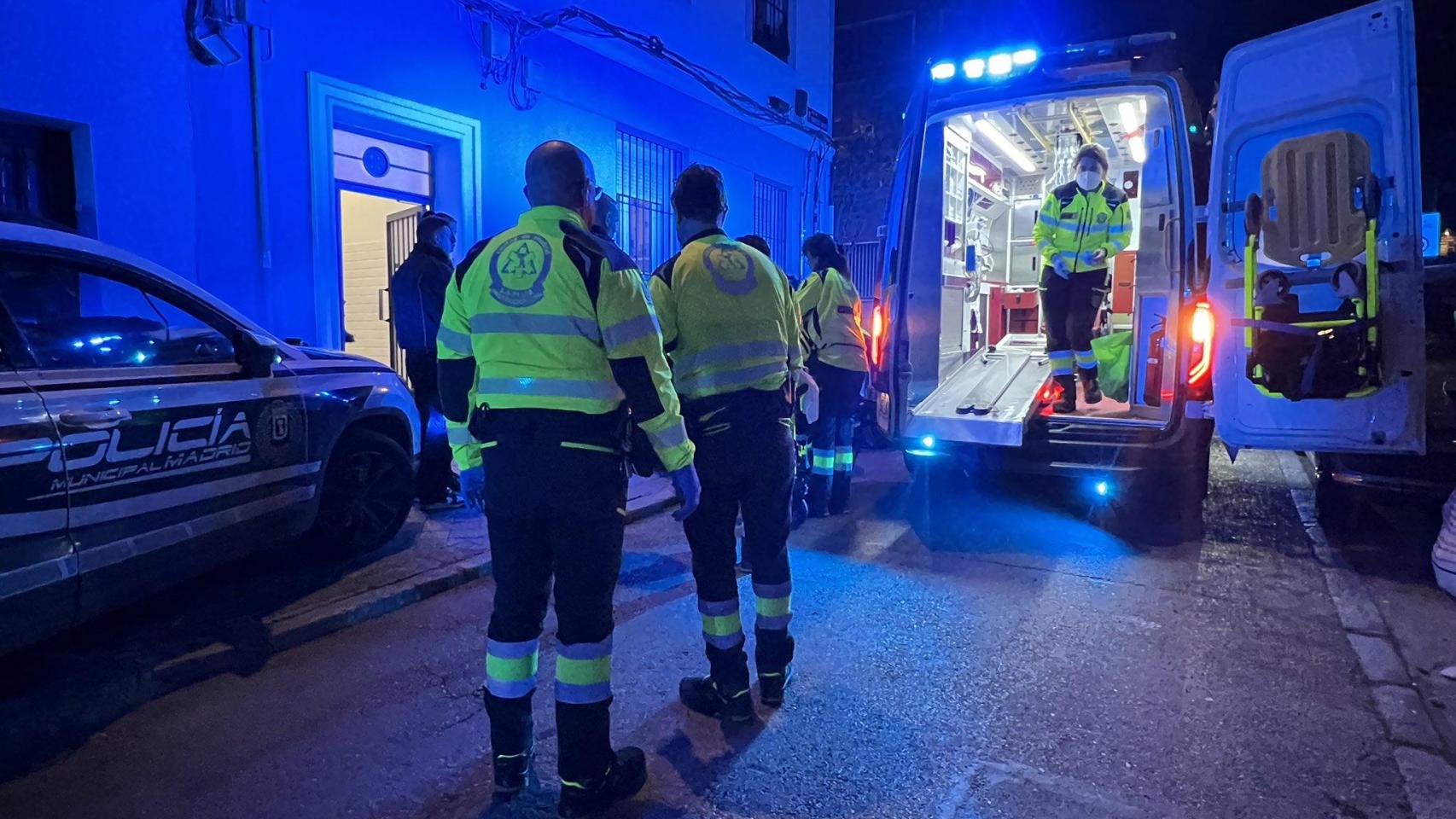 Un joven de 29 años en estado grave tras ser apuñalado en el cuello en Vallecas: intentó tapar la herida con su bufanda