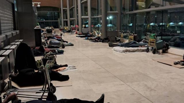Personas sin hogar durmiendo en la T4 del Aeropuerto de Barajas.