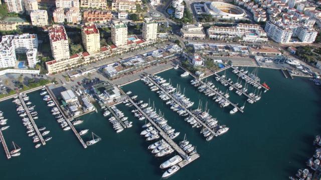 Vista aérea del puerto deportivo de Estepona.