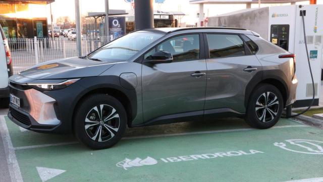 El Toyota bZ4x es un SUV eléctrico de tamaño medio.