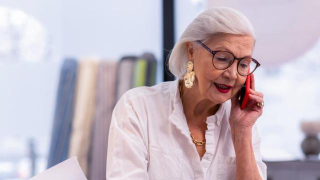 Imagen de archivo de una mujer hablando por teléfono.