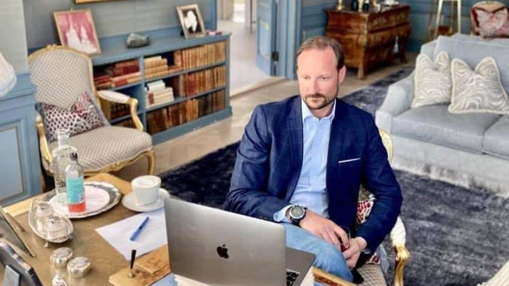 Haakon de Noruega, en la oficina de su casa.