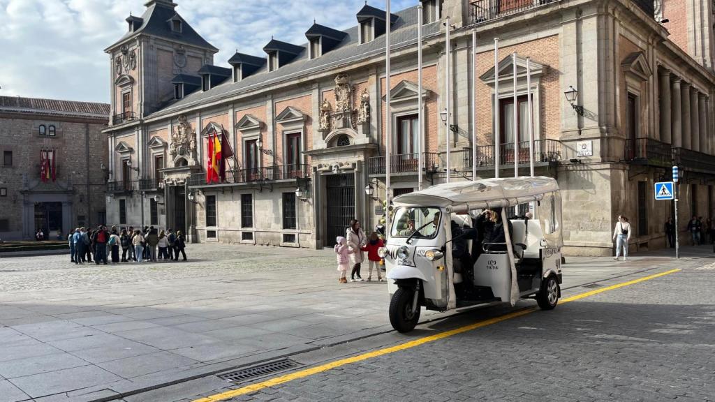 Un tuk tuk parado sobre la nueva línea amarilla instalada en la calle Mayor, junto a la Plaza de la Villa.