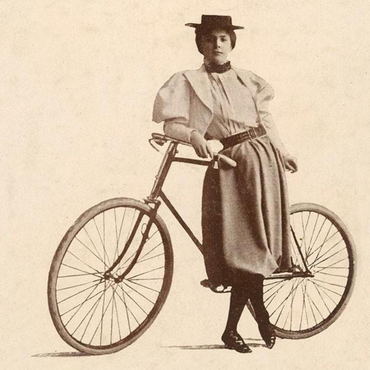 Mujer montando en bicicleta con los bloomers