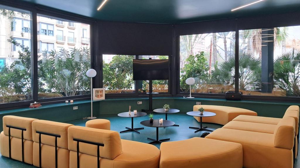 Zona común y cafetería, en Suiters.