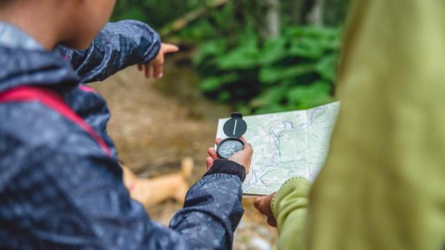 Hay actividades para aprender a orientarse en el bosque.