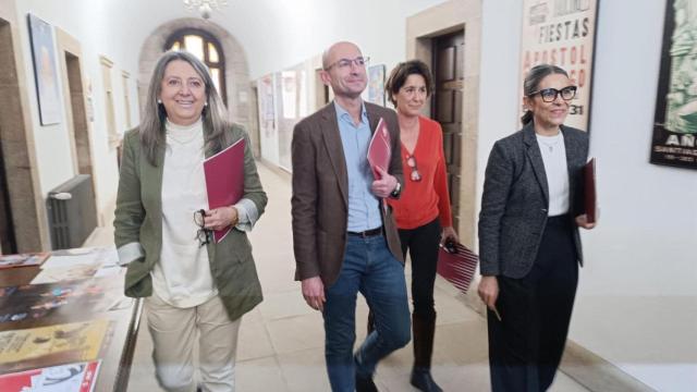 Los cuatro concejales expulsados del PSOE de Santiago, este miércoles en Raxoi.