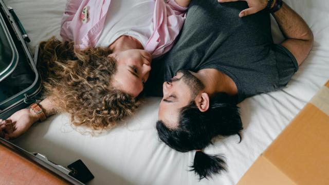 Pareja cansada después de un viaje