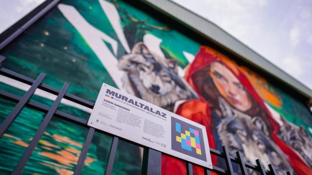 Rotulo con el QR junto a uno de los murales de 'Muraltalaz', en este caso, del artista Asem Navarro.