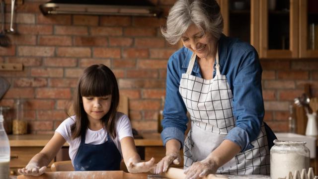 Una abuela preparando un postre con su nieta (Imagen de archivo)