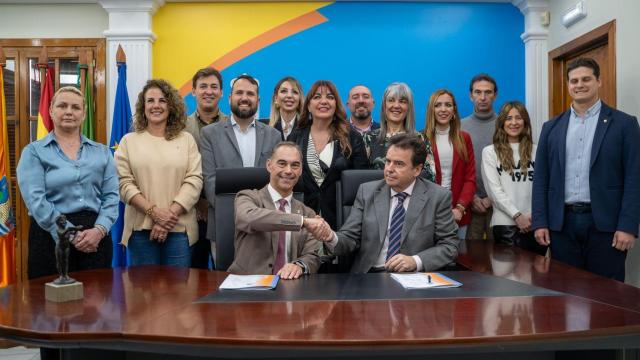 Firma del acuerdo en el Ayuntamiento de Benalmádena.