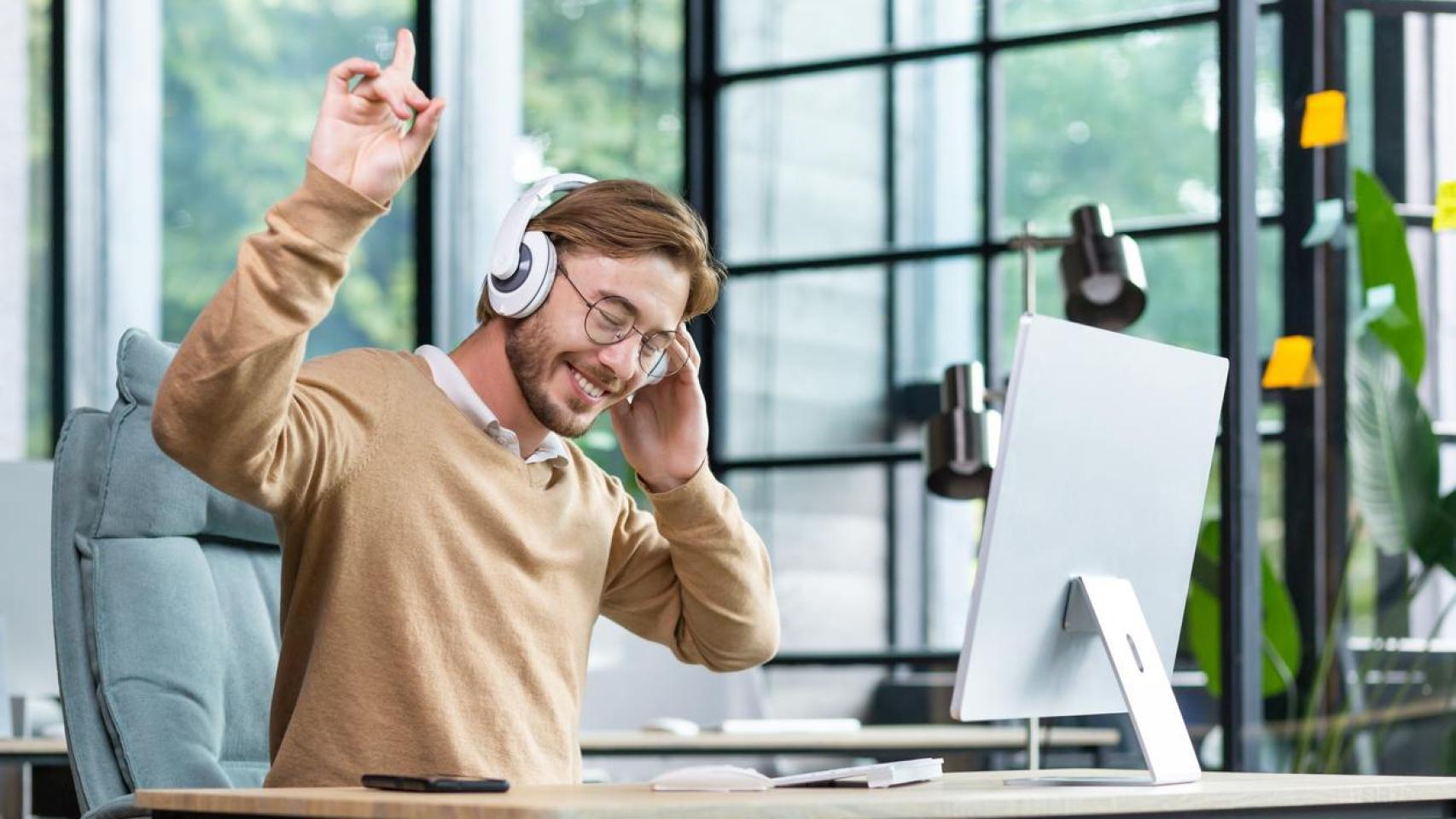 Imagen de archivo de una persona escuchando música.